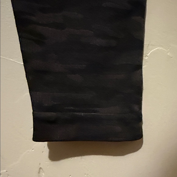 Assets By Spanx Black and Gray Camouflage Leggings Medium - Picture 4 of 10